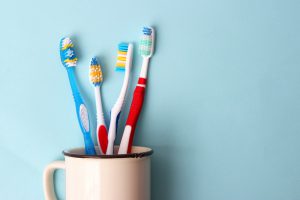 Zahnbürsten vor blauem Hintergrund