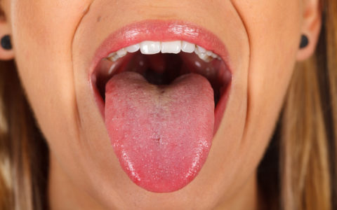 Nahaufnahme der Zunge einer Frau