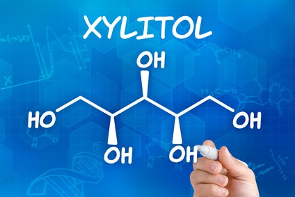 Hand zeichnet chemische Strukturformel von Xylitol