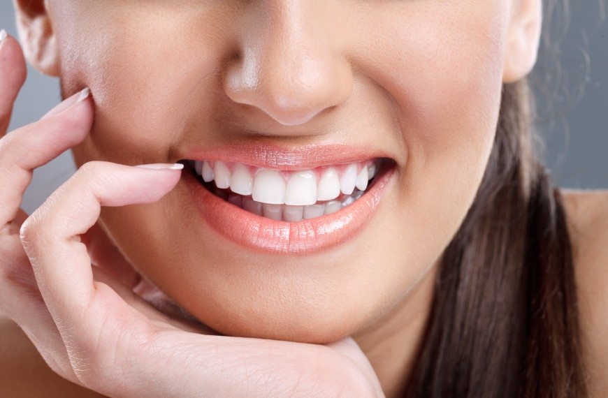 Lächelnde Frau mit weißen Zähnen