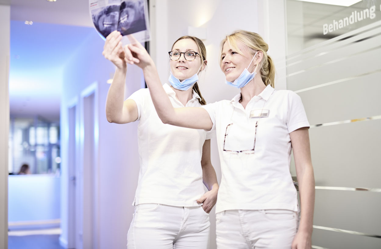 Endodontologie- Mitarbeiterinnen bewerten Bilder