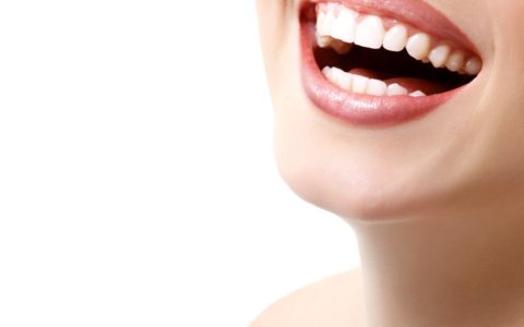 Close-Up, lächelnde Frau mit weißen Zähnen