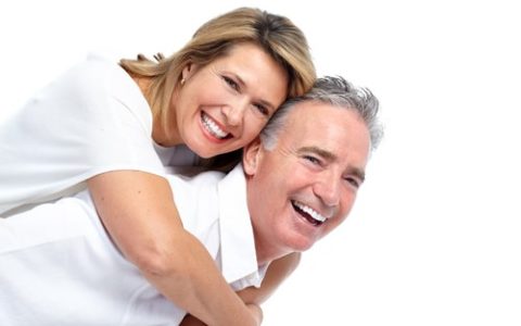 Lächelndes älteres Paar mit weißen Zähnen