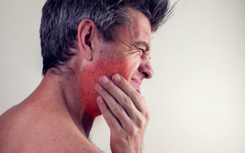 Mann fühlt starke Zahnschmerzen. Konzept Menschen, Gesundheitswesen und Medizin.