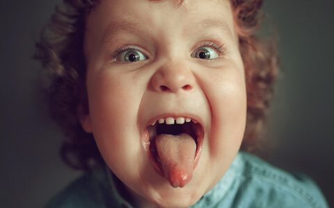 Kind, das Zunge rausstreckt