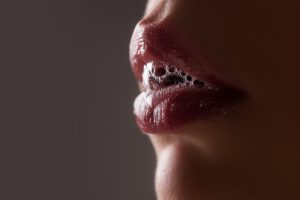 Lippen Weiblicher offener Mund mit Speichel