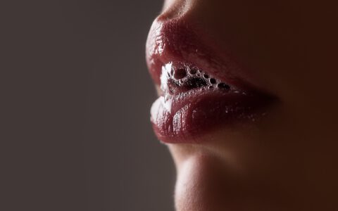 Lippen Weiblicher offener Mund mit Speichel
