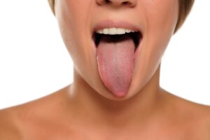 junge Frau streckt ihre Zunge heraus