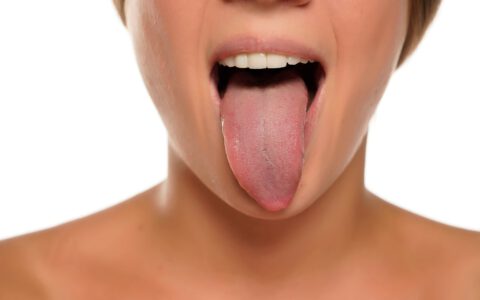 junge Frau streckt ihre Zunge heraus